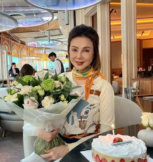 在豪门贵族圈中,有一位备受关注的女性,她就是谢玲玲.