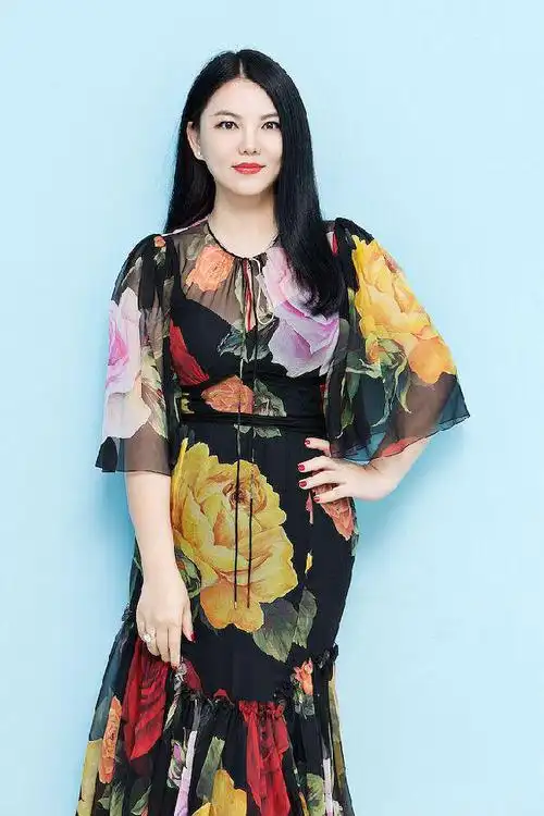 李湘的胖可以说是幸福的胖,自从婚后,她就慢慢的淡出了娱乐圈,并且生