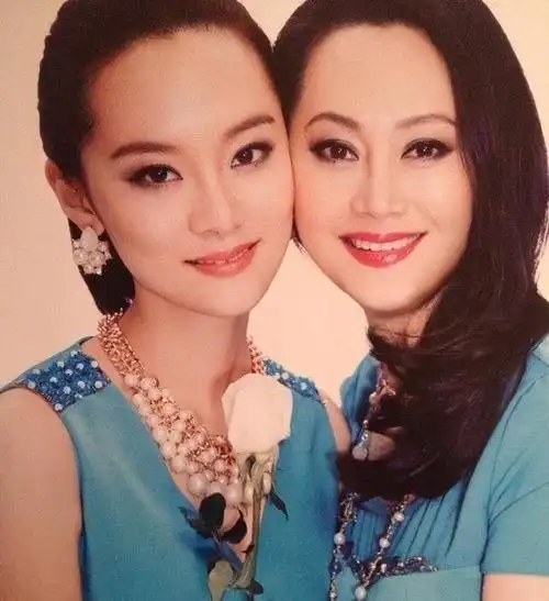 张学津在2012年因病去世,这让张楚楚震惊地发现,她竟然是自己父亲生病