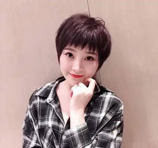 50-60岁的女士依然优雅,几款好看的短发造型,修饰脸型更大方_年纪