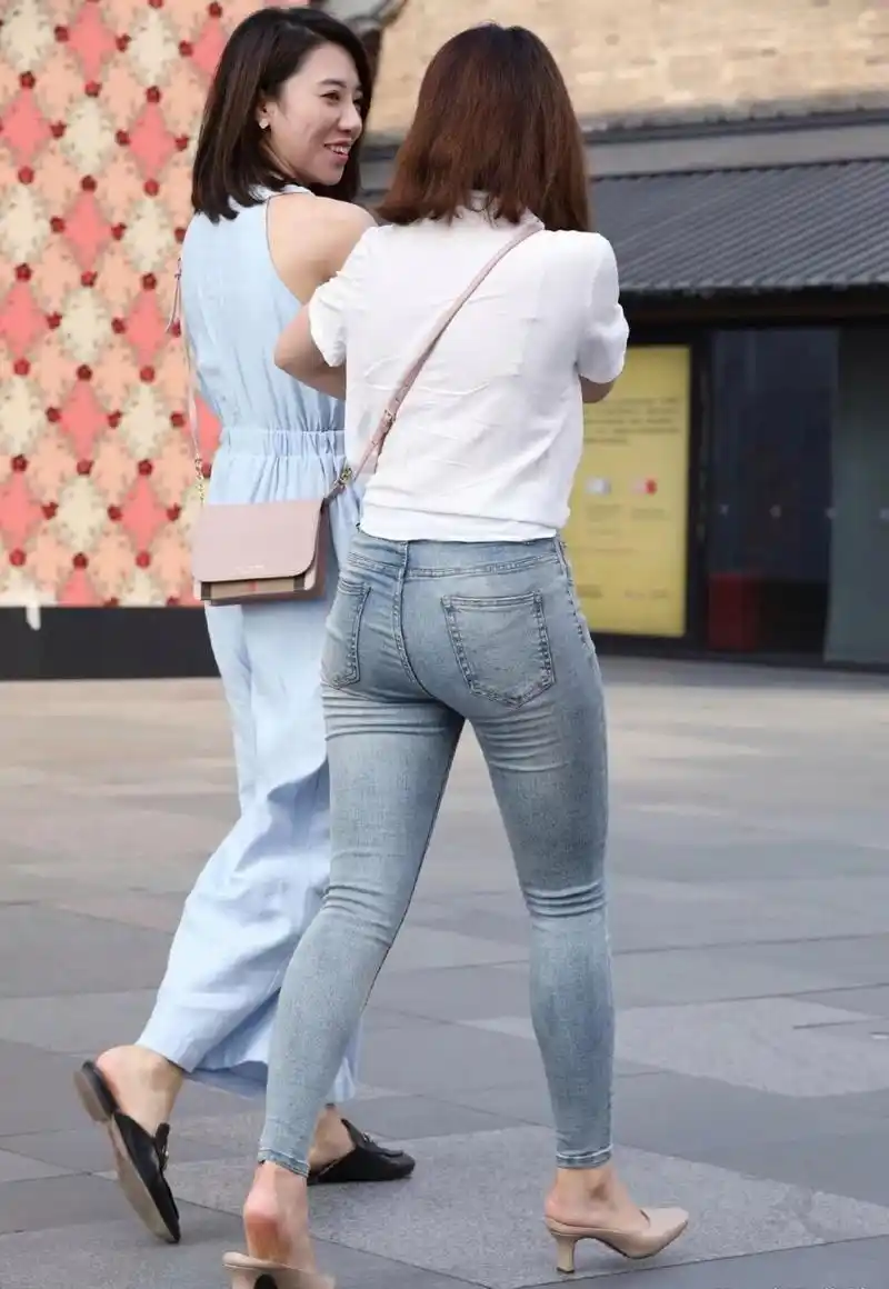 紧身牛仔裤少妇#性感好身材