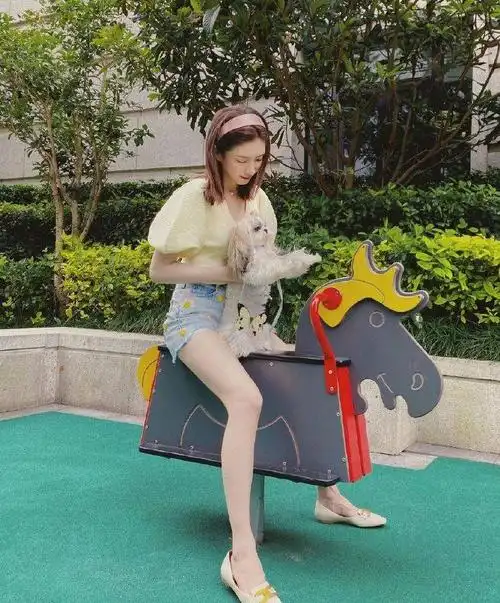 江疏影穿碎花短裤清新甜美纤细美腿实力吸睛