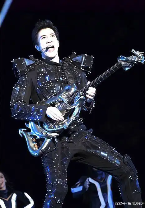 下面让小编带大家了解一下歌手和吉他的故事: 王力宏和他的巴哈姆特龙