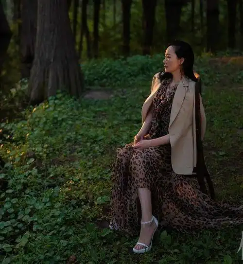 有肚子的中年女人不要塞衣角学咏梅这样穿遮肉显瘦还时髦