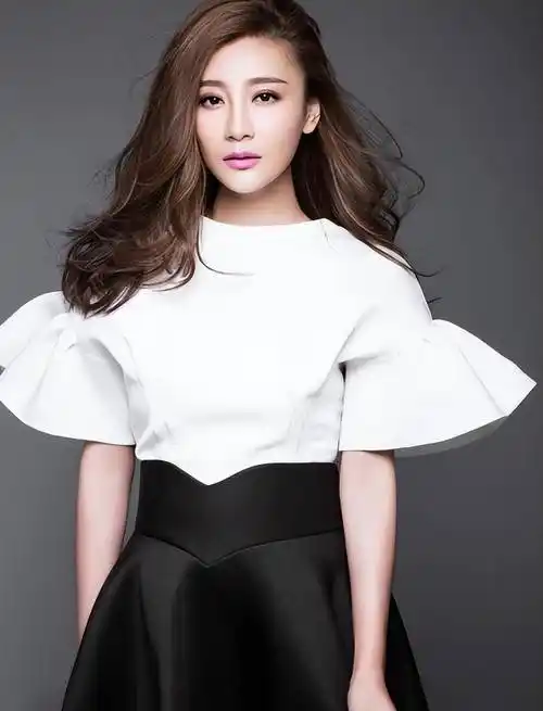 他追求袁姗姗,并与王鸥订婚,曹云金的妻子声称自己曾爆红?