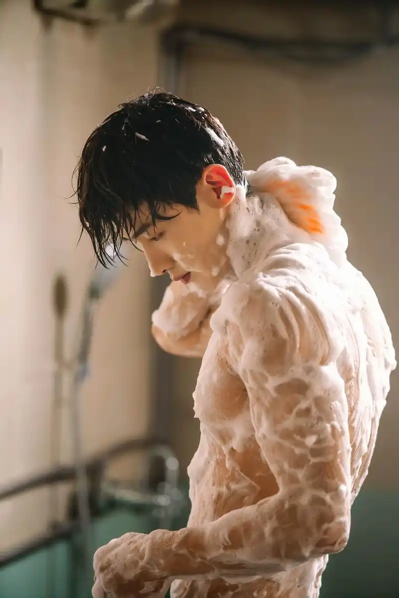 当男明星开始秀肌肉:白敬亭洗澡曝光,杨洋王一博半裸出镜!