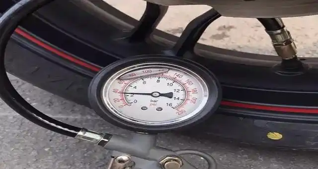 0bar,后轮胎气压应该保持在2.5bar.