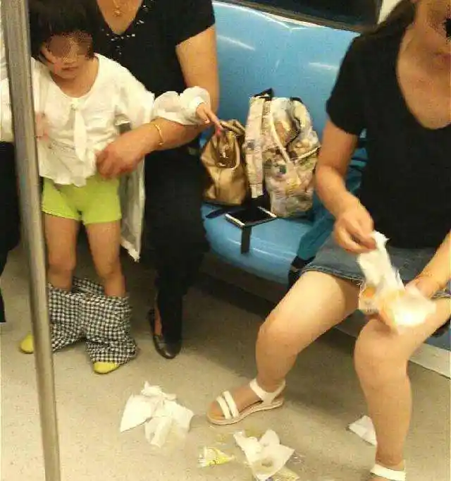 4岁女童地铁拉肚子,被大妈骂"没教养",宝妈的做法让路人点赞
