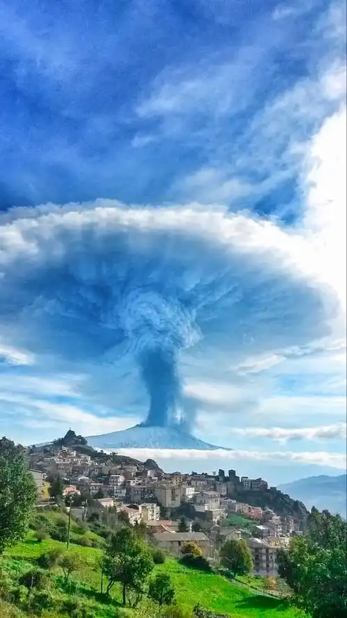 火山爆发#终于拍到了火山爆发的瞬间,像一朵巨大的灵芝,太壮观了!