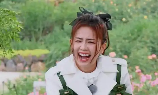 不得不说,当看到那只白鹿笑得露出两排大牙,搞怪表情中连牙床都快要飞