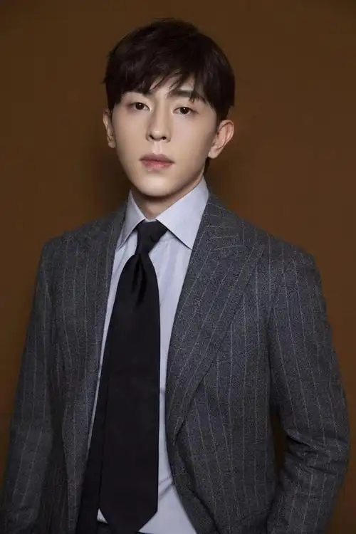 邓伦穿搭太酷了,穿蓝色衬衫配白色工装背带裤,个性又显魅力 - 邓伦是