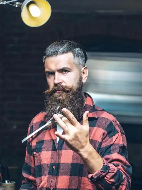 大胡子理发师拿着剪刀