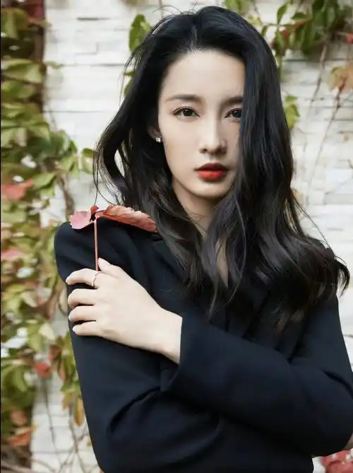 女星李沁造型合集:小巧玲珑,小鸟依人