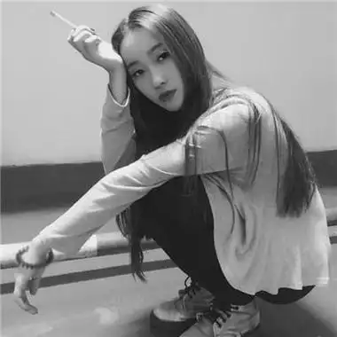 2021女生伤感颓废黑白头像图片霸气比较拽的