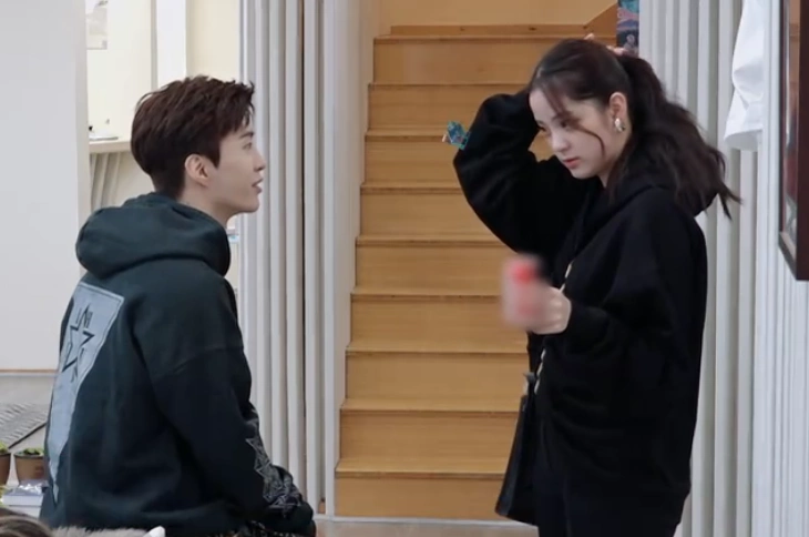 欧阳娜娜节目表现被嘲有心计疑故意炒cp坐姿和范丞丞显距离感