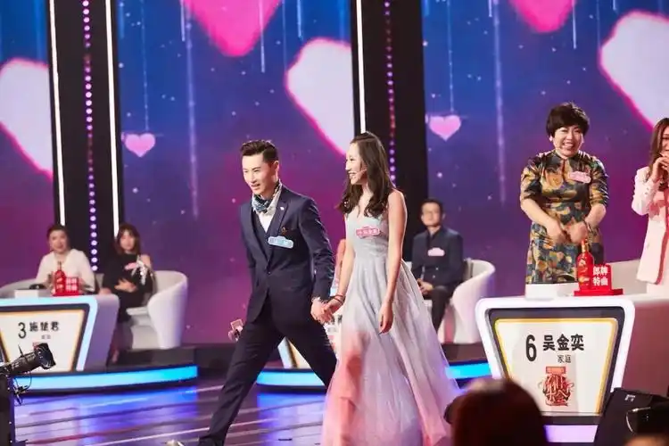 男女嘉宾成功牵手总结《新相亲大会》通过"真素人,真沟通,真情感"这样