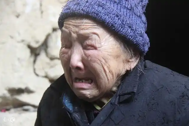 张老太太的丈夫被她的儿子激怒了.