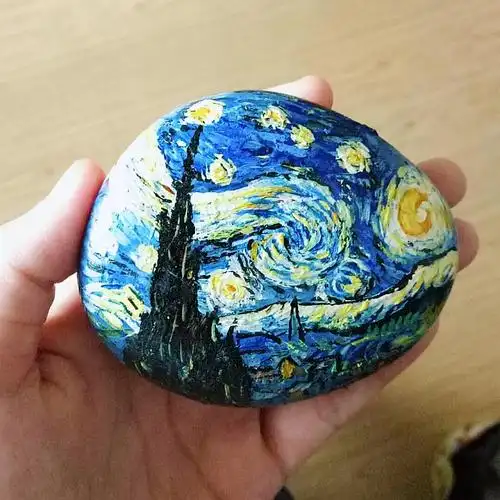 这周我们一起来玩 鹅卵石 把作品画到石头上 变成一个可爱的的艺势贩