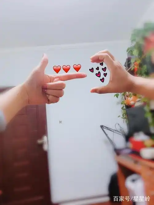 流行情侣手势比心拍照