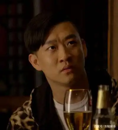 曹云金与陌生女孩一起共进晚餐 疑是新恋情 女孩长相漂亮身材妖娆