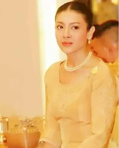 国王父子站着她跪着,泰国前王妃西拉米好没地位,宫廷规矩比天大