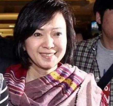 后来林月云认识了邱家雄,抢了人家老婆的老公在娱乐圈也是人尽皆知.