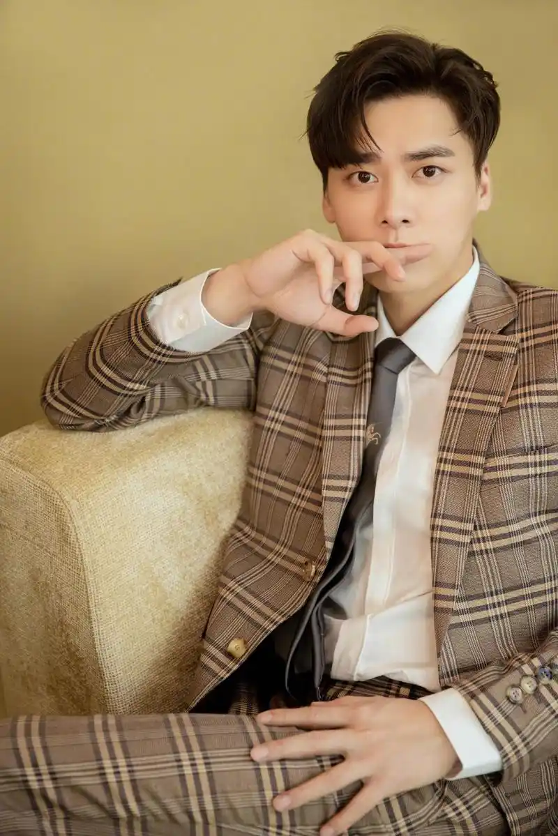 简介:李易峰格子西装帅气写真图片,分享一组李易峰图片给大家,图中的
