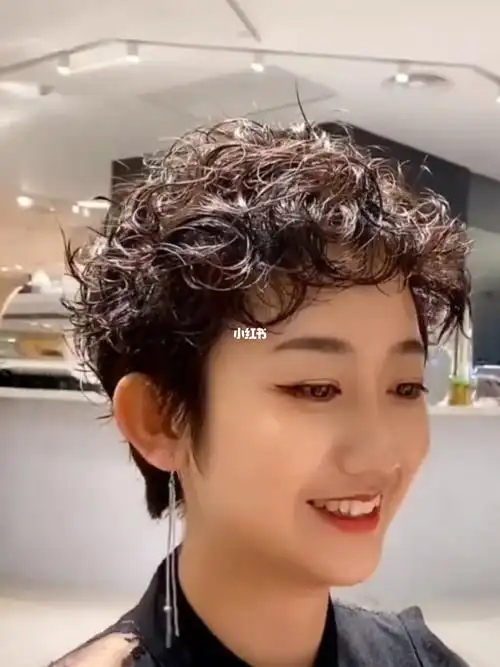超短发烫发 短发烫发 羊毛卷短发 显发量多的发型 日系短发,小姐姐