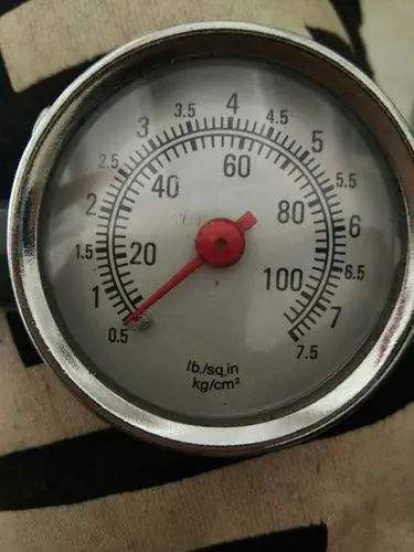 汽车表怎么看?要是加2.5斤的气压,是看里面还是外面.