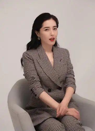 43岁曾黎还是那么美,白西装配黑长直减龄大气,不露腿也美得高级