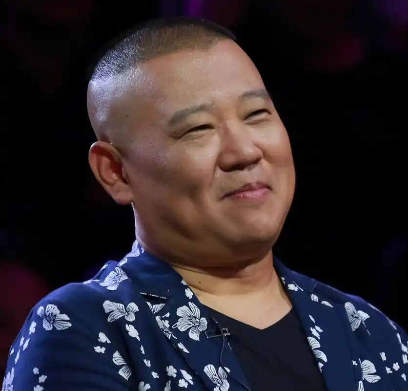 曝郭德纲出国移民住富人区,全家穿睡衣逛街,8岁郭汾阳不念书