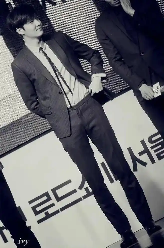 这比例我p都不敢这么p.#生图 #李敏镐 #身材 #路人镜头 - 抖音