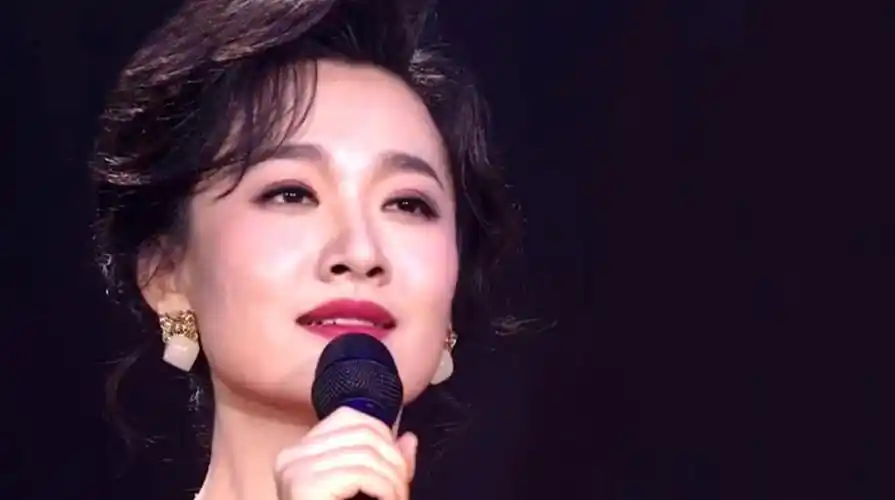 塔塔尔族民歌《在银色月光下》 演唱:杨燕婷