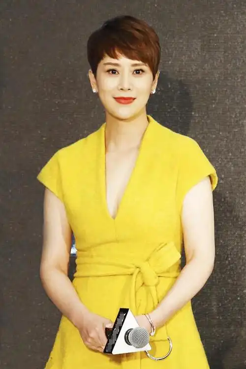 44岁海清,容颜未老身材有料,演技派女神就是有魅力|美女明星|女演员