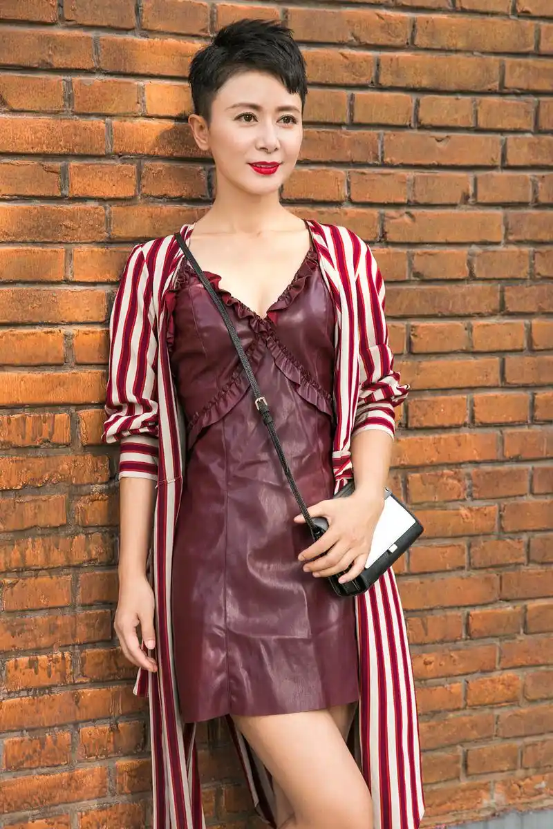 张恒夏日写真露轻熟魅力 "白长直"美腿性感迷人