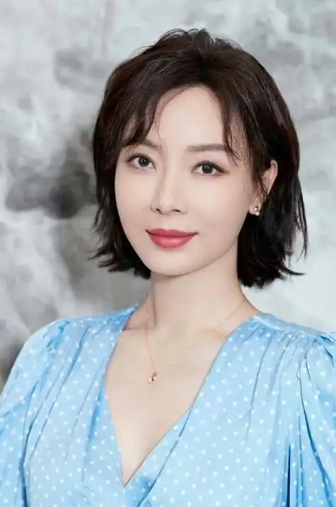 董卿不愧是"优雅代名词":裙不过膝,发不过肩,美得知性又迷人