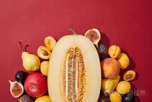 红色背景下各种新鲜成熟甜果的顶部观