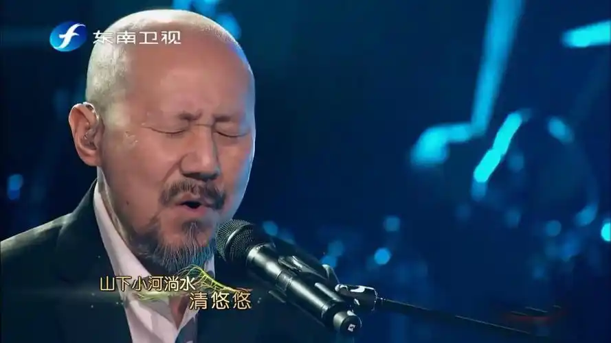 腾格尔绝对是国内少有的歌唱家,一首《小河淌水》大气磅礴