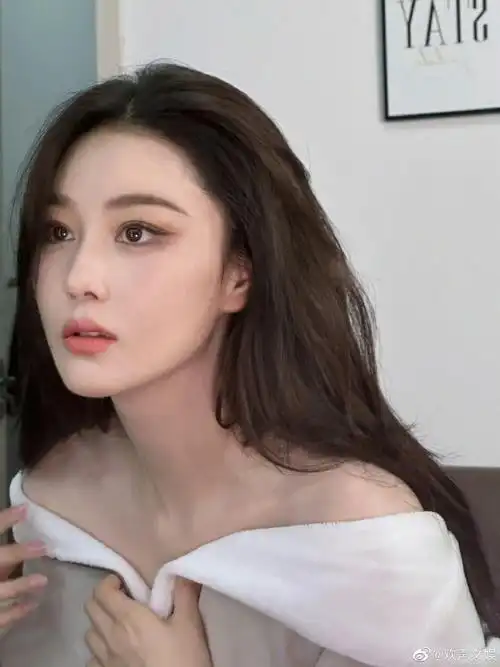 张馨予露肩随拍##张馨予直角肩