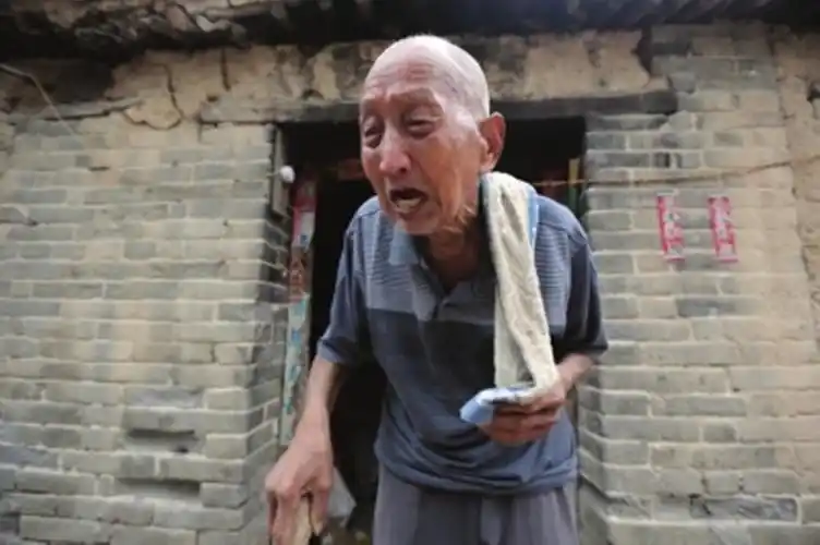 晚年凄凉,靠拾荒维持生计,无奈钱被偷光,哭得像个孩子|老兵|生计|老人