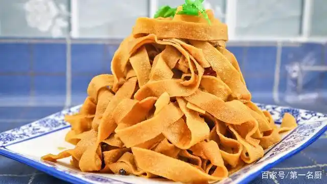 我是一个地地道道的北方人,上学的时候,学校食堂吃的是馍夹豆腐皮