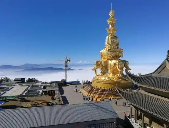 被称作普贤菩萨的道场,位于四川省南部,最高海拔有3099米