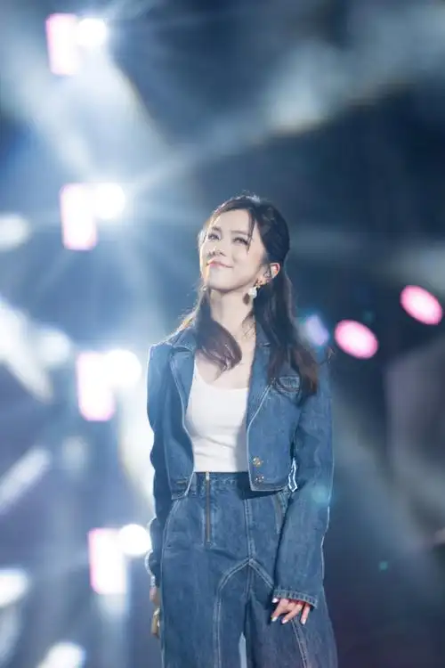 邓紫棋超话|#邓紫棋定制emo专属11#霓虹灯闪烁的灯光投射在舞台上,与