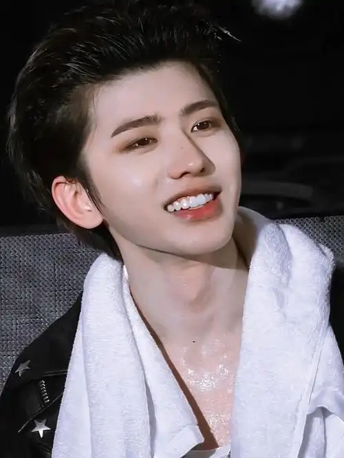 可爱的蔡徐坤可盐可甜了