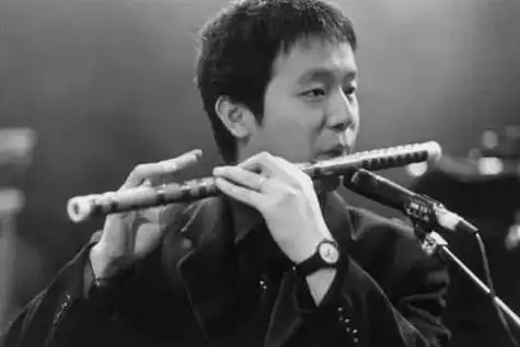 当年吹笛子的窦唯.