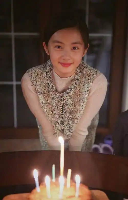 裙子 黄多多14岁生日照,身穿休闲装素颜出镜,已是亭亭玉立的少女