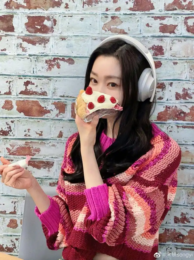 宋轶生活照,晒出美食,果然美女都喜欢美食.