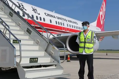 尽管汗流浃背,白城机场护卫人员依然奋力向前,坚守岗位,践行着当代