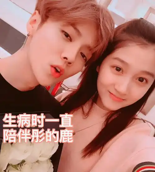 关晓彤发高烧鹿晗去探班送玫瑰和定制项链安慰女友同框超甜