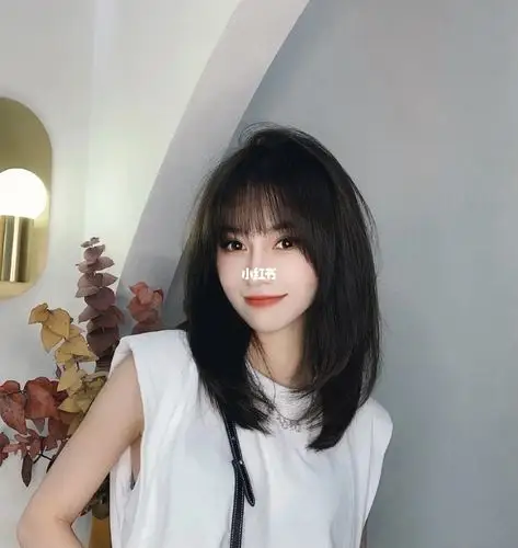 显脸小的中长发初恋发